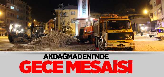 Akdağmadeni Belediye ekipleri gece kar temizleme çalışmalarına devam ediyor
