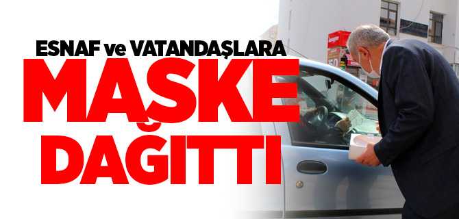 Başkan Coşar esnaf ve vatandaşlarla maske dağıtımı yaptı