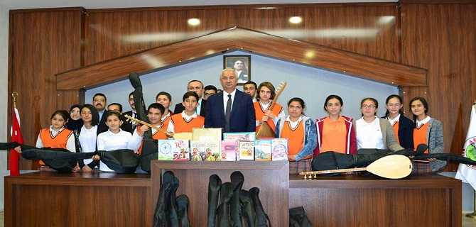 Akdağmadeni Belediyesi Öğrencilere Kitap ve Bağlama Hediye Etti