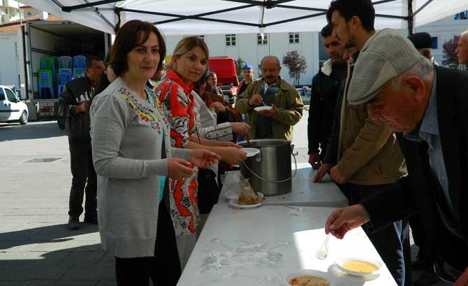 Ak Parti Kadın Kolları 1500 Kişiye Aşure İkram Etti