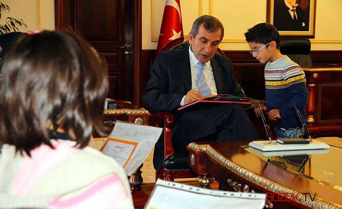 Karnelerini Alıp Vali Amcalarına Koştular